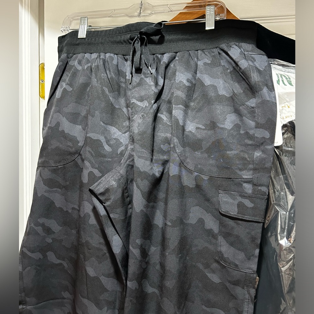 NWT RBX Crop Cargo pants Sz Large Black Camouflage - Picture 6 of 16